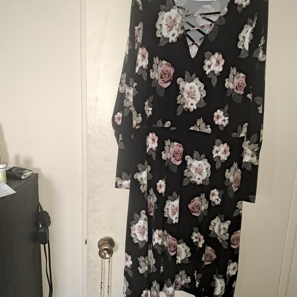 Dresses - Picture 2 of 7